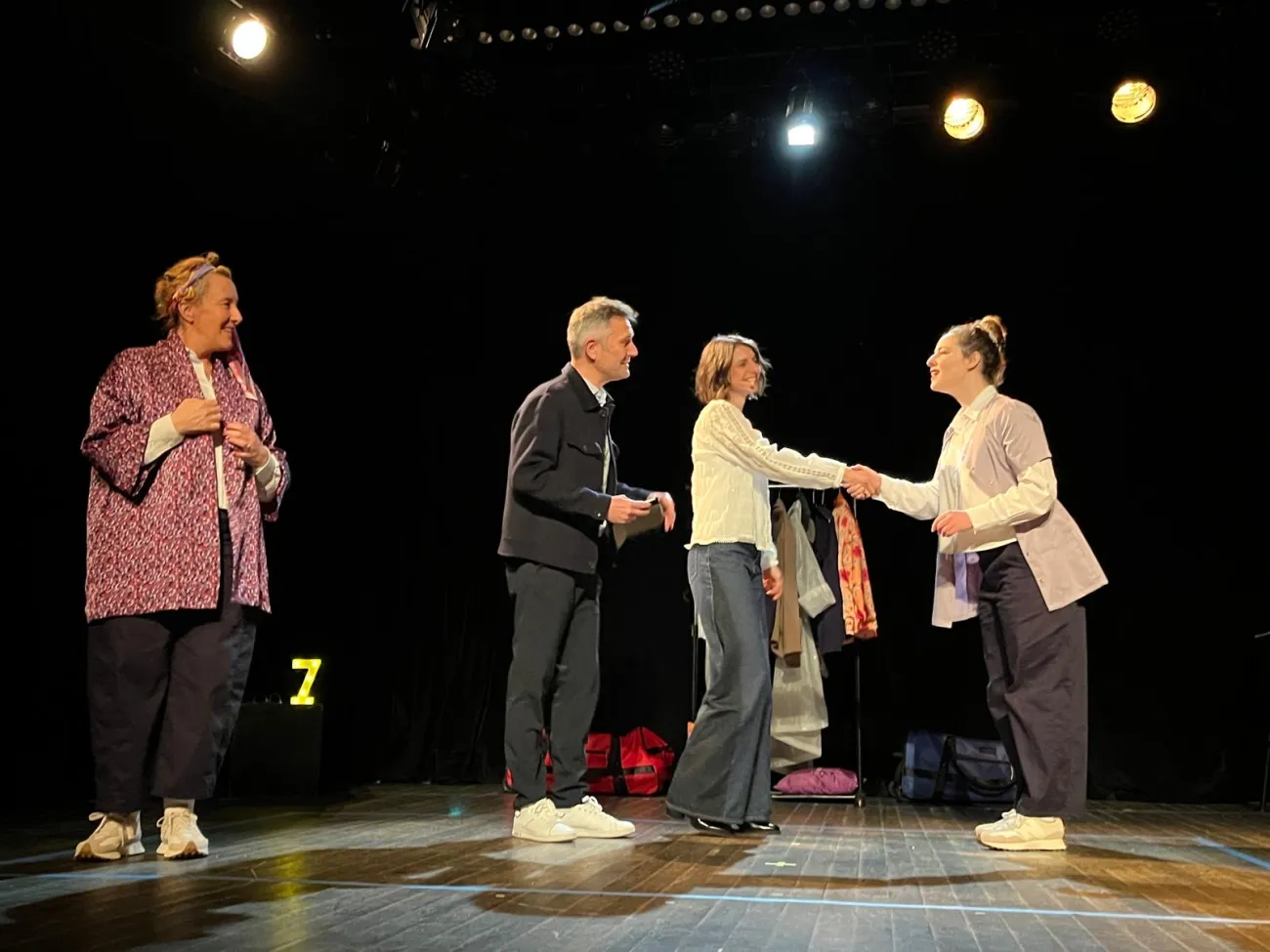 Groupes sur une scène de conférences